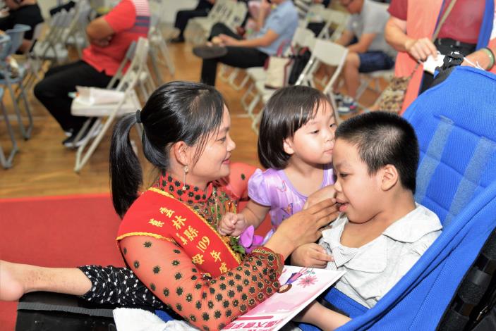 新住民照顧罕病子女不忘社會參與 獲獎雲林縣模範母親