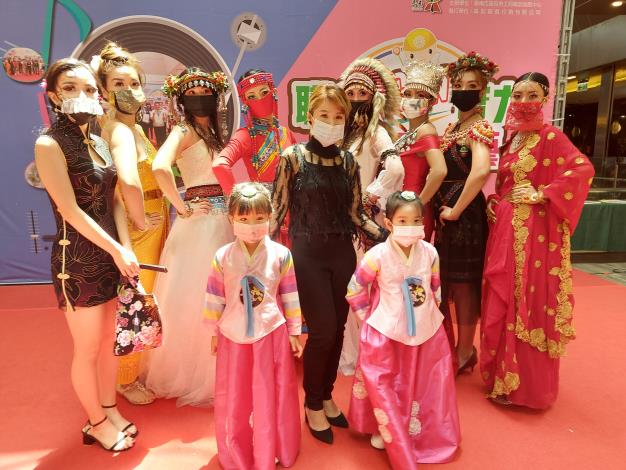 臺南勞工局職訓成果首搭口罩走秀 「新住民彩妝秀」開場